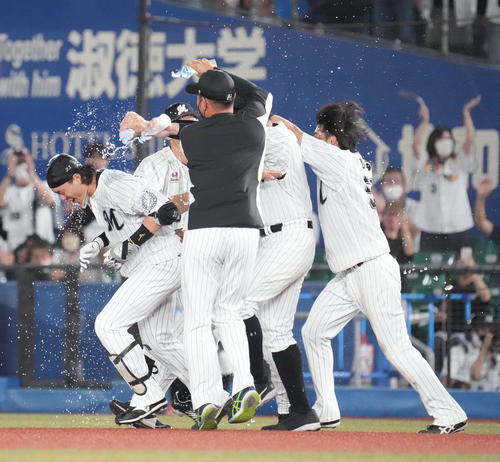 ロッテ】サヨナラ打の三木亮が片膝ついて堂々と氷水浴びた「意外と衝撃