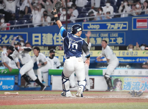 ロッテ】サヨナラ打の三木亮が片膝ついて堂々と氷水浴びた「意外と衝撃