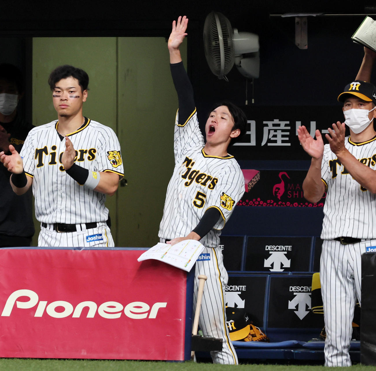 阪神対DeNA 7回裏阪神2死一、二塁、坂本の左前適時打で二塁走者代走江越が生還しベンチで盛り上がる左から、佐藤輝、近本、矢野監督（撮影・加藤哉）