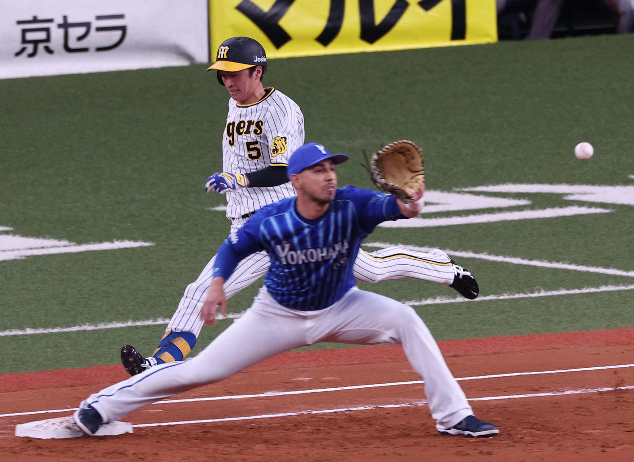 阪神対DeNA 1回裏阪神1死二塁、二塁内野安打を放つ近本（撮影・上田博志）