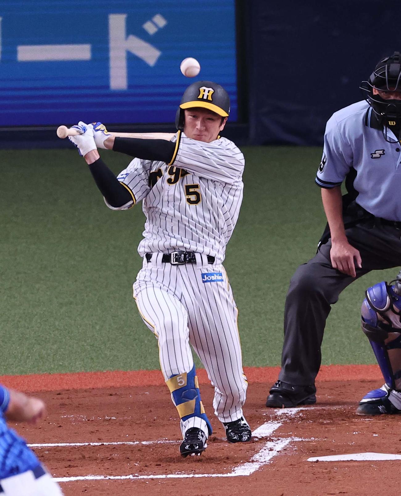 阪神対DeNA 1回裏阪神1死二塁、二塁内野安打を放つ近本（撮影・上田博志