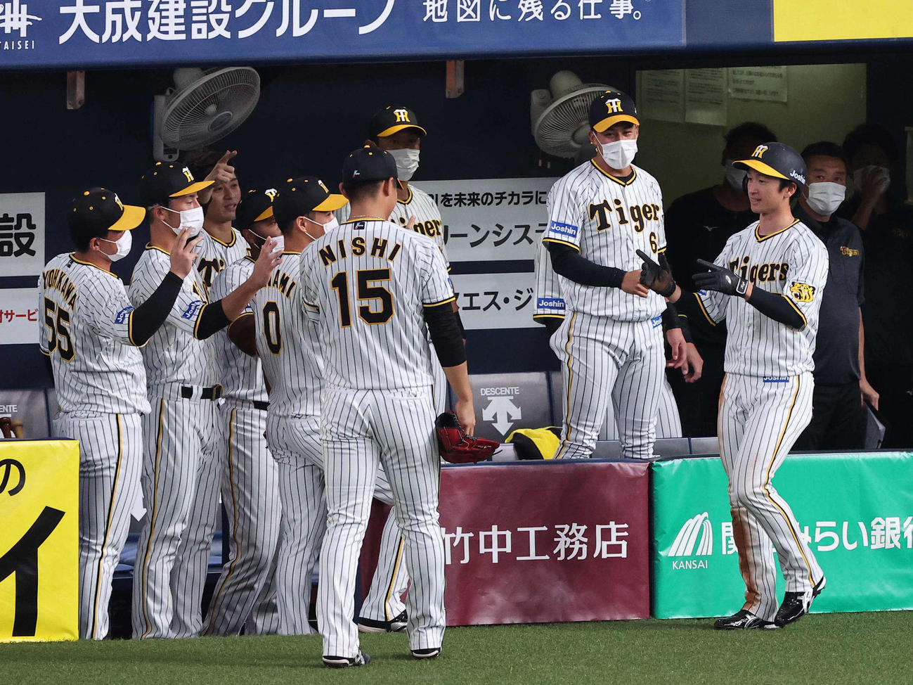 阪神対DeNA 3回裏阪神1死一塁、近本（右）は大山の適時二塁打で生還する（撮影・上田博志）