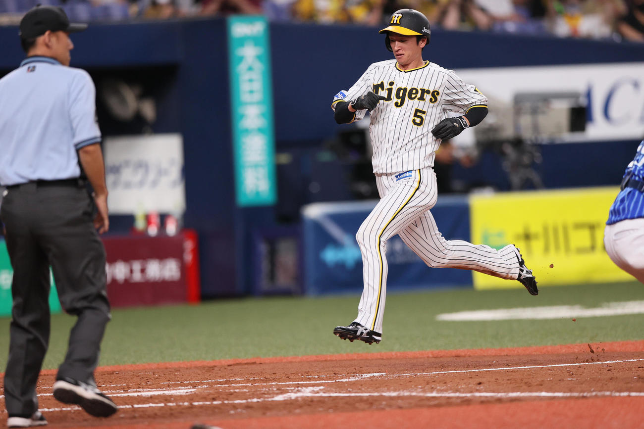阪神対DeNA 3回裏阪神1死一塁、大山の左適時二塁打で一塁から生還する近本（撮影・上山淳一）