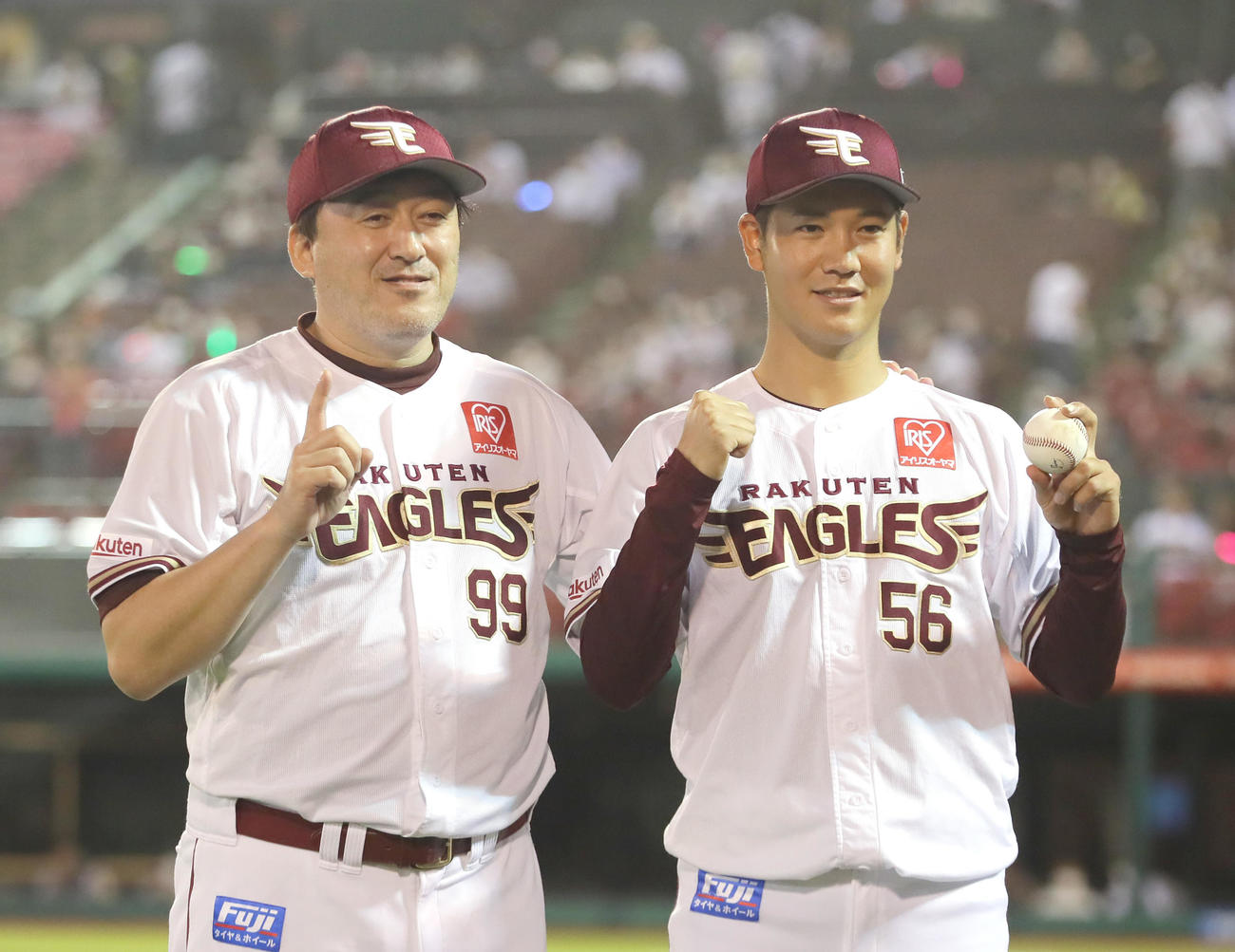 楽天対ソフトバンク　プロ初勝利を挙げた楽天鈴木翔（右）は石井GM兼監督との記念撮影に笑顔を見せる（撮影・足立雅史）