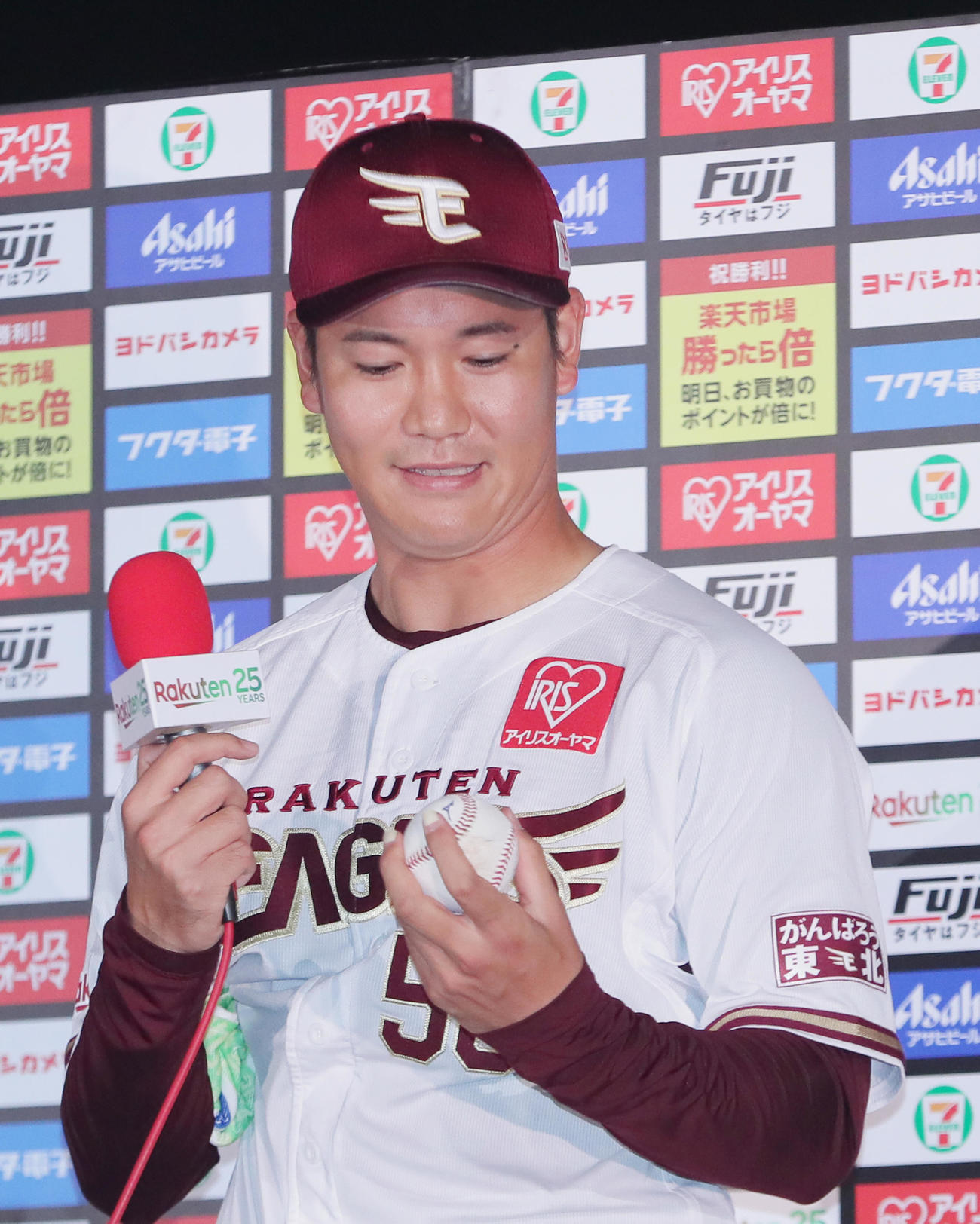 楽天対ソフトバンク　プロ初勝利球をお立ち台で見つめる楽天鈴木翔（撮影・足立雅史）