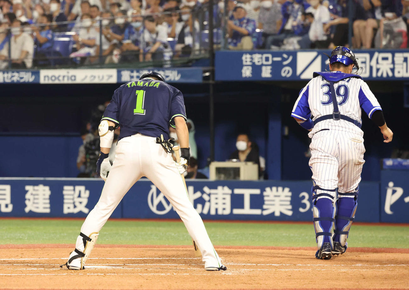 DeNA対ヤクルト　3回表ヤクルト2死一塁、山田は見逃し三振に倒れる。捕手嶺井（撮影・丹羽敏通）