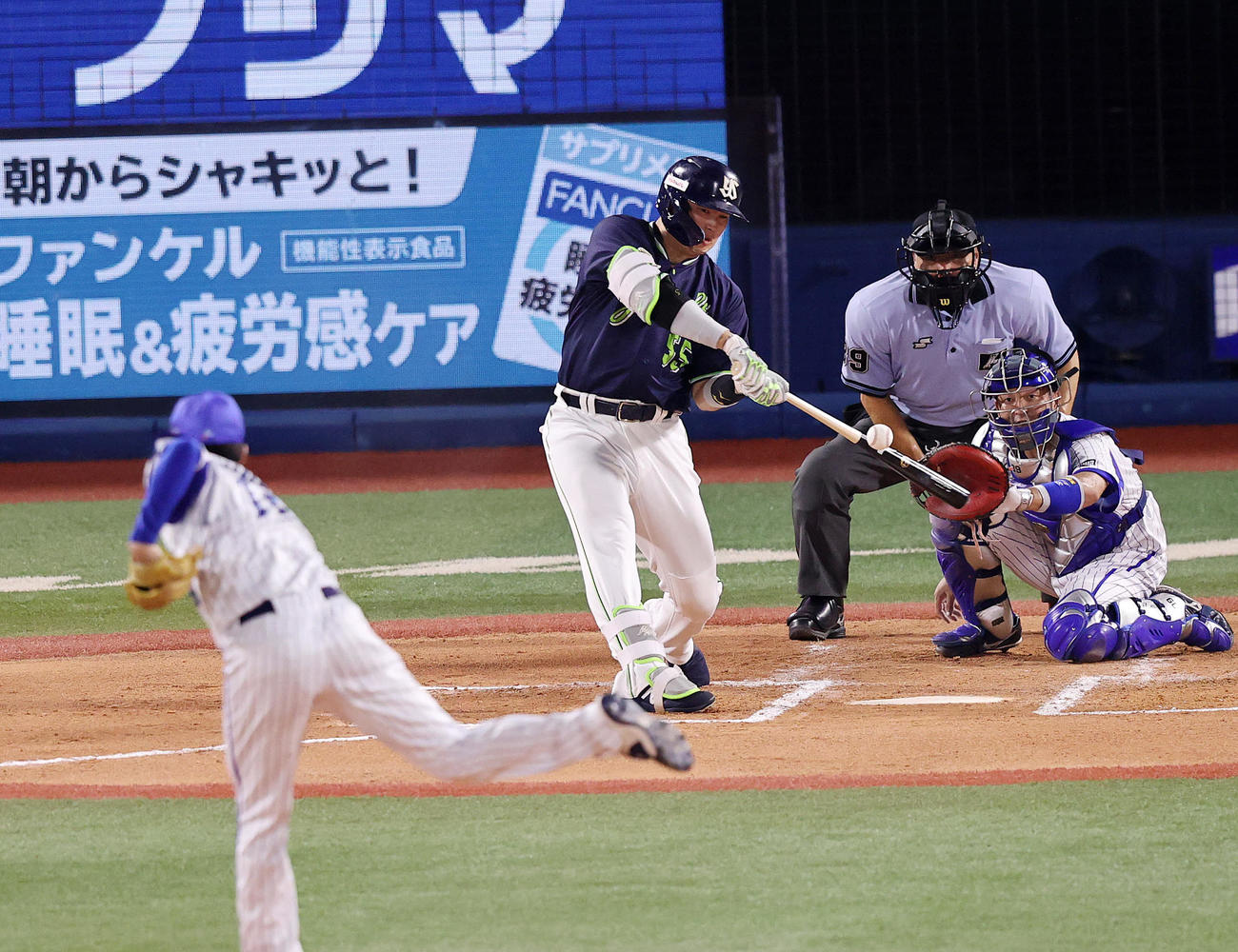 DeNA対ヤクルト　6回表ヤクルト無死一、二塁、村上は右越え3点本塁打を放つ（撮影・鈴木正人）