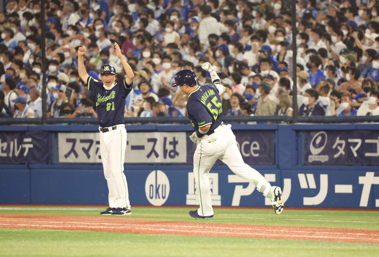 DeNA対ヤクルト　6回表ヤクルト無死一、二塁、村上は通算150号となる先制の3点本塁打を放つ（撮影・丹羽敏通）