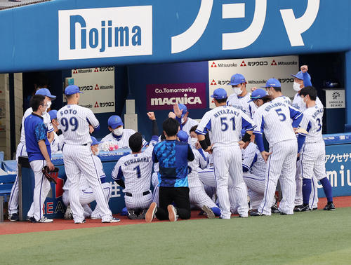 DeNA対ヤクルト　試合前、円陣を組むDeNA選手たち（撮影・鈴木正人）