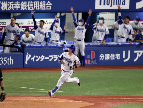 DeNA対ヤクルト　6回裏DeNA2死三塁、牧は右越え2点本塁打を放つ（撮影・鈴木正人）