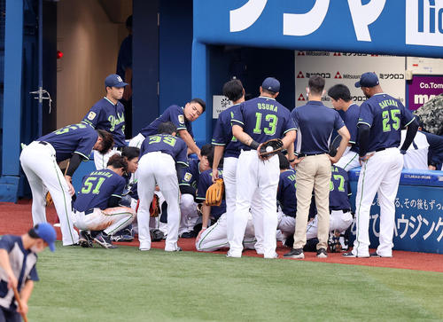 DeNA対ヤクルト　試合前、円陣を組むヤクルト選手たち（撮影・鈴木正人）
