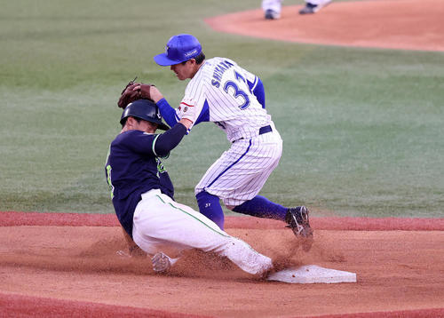 DeNA対ヤクルト　1回表ヤクルト無死一塁、塩見は二塁を狙うがタッチアウト、右はDeNA柴田（撮影・鈴木正人）