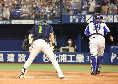 DeNA対ヤクルト　3回表ヤクルト2死一塁、山田は見逃し三振に倒れる。捕手嶺井（撮影・丹羽敏通）