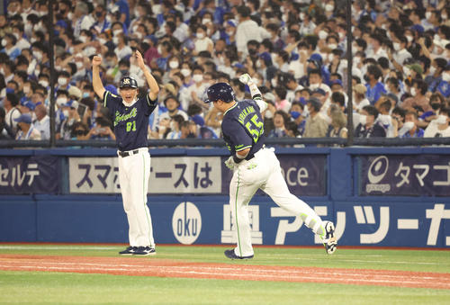 DeNA対ヤクルト　6回表ヤクルト無死一、二塁、村上は通算150号となる先制の3点本塁打を放つ（撮影・丹羽敏通）