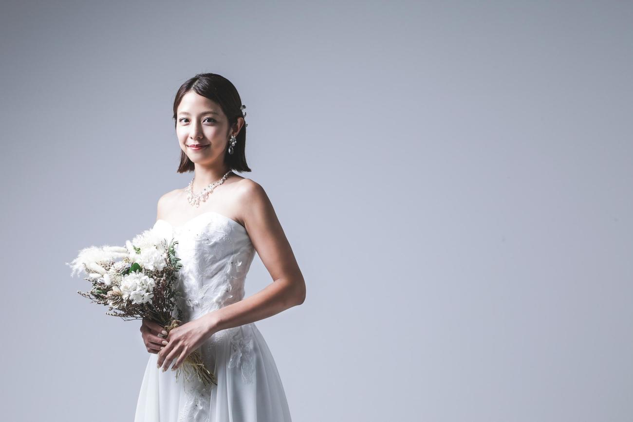 ドレス姿で花束を持つ本郷杏奈