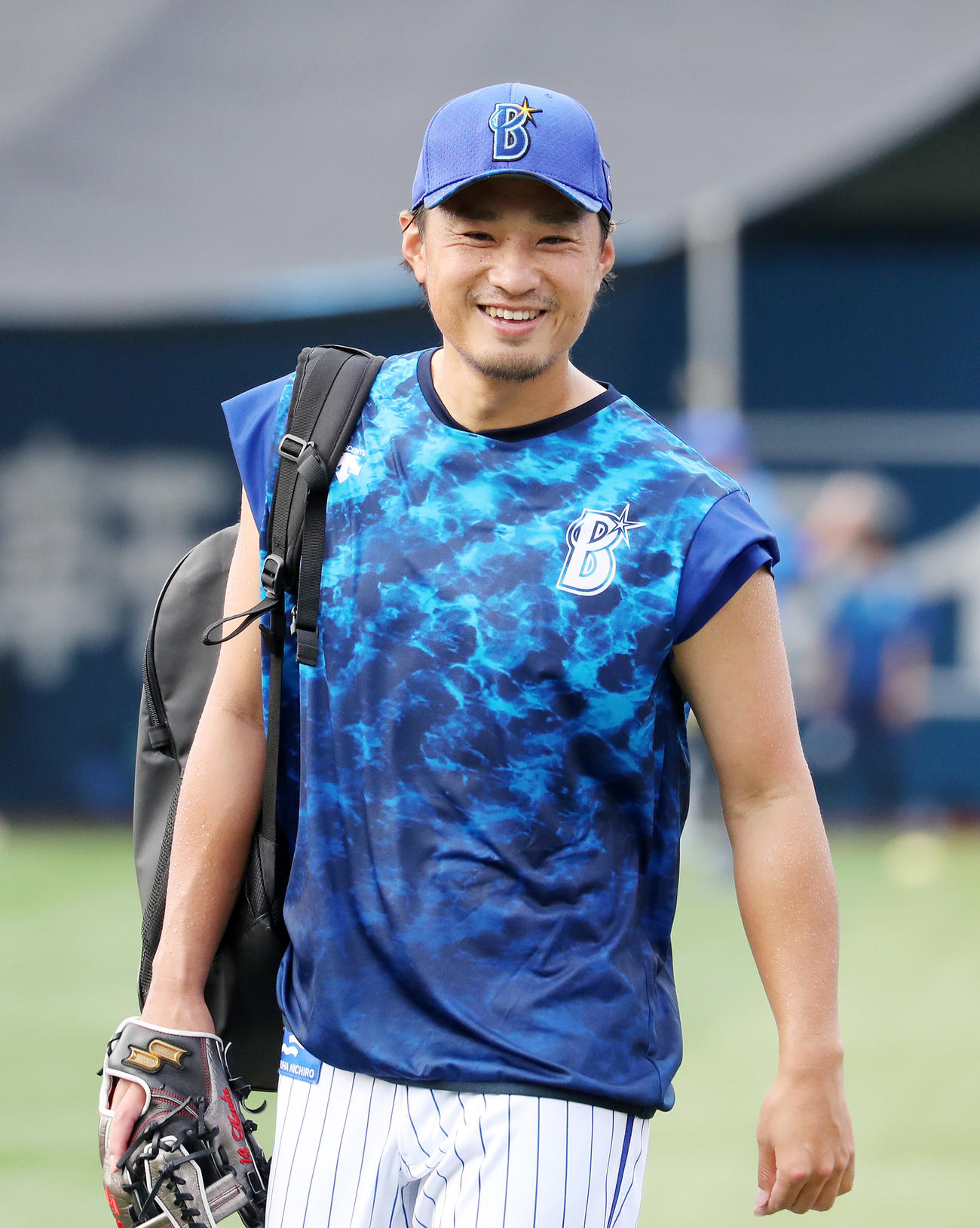 DeNA対ヤクルト　練習を終え笑顔で引き揚げるDeNA石田（撮影・鈴木正人）