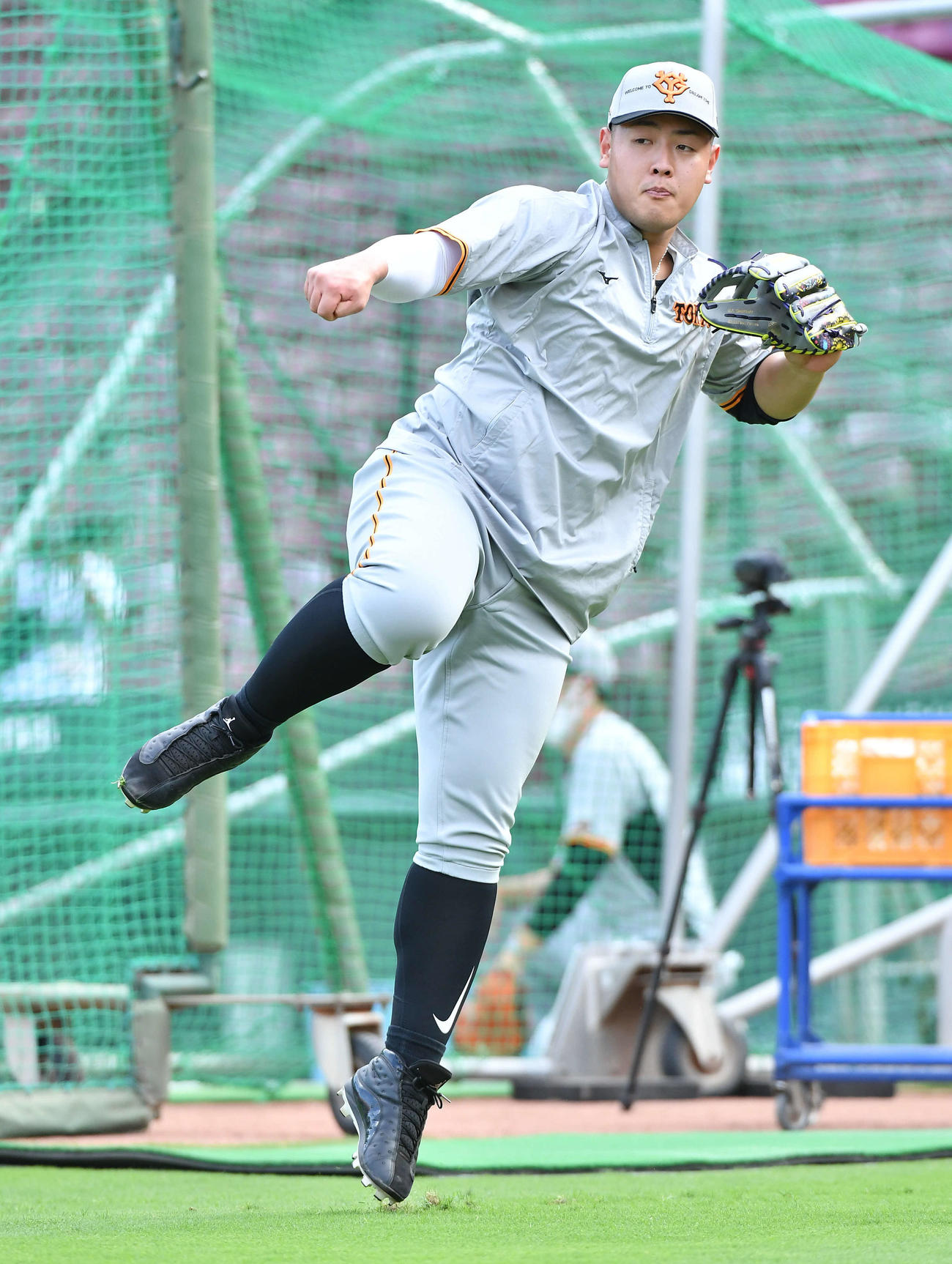 広島対巨人　キャッチボールを行う岡本和（撮影・岩下翔太）