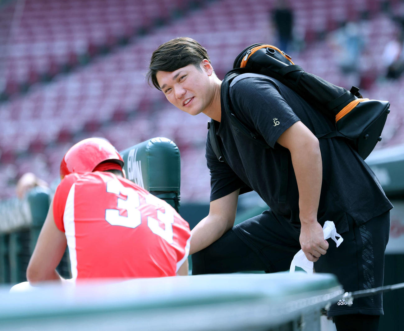 広島対巨人　試合前、広島菊池涼（左）と言葉を交わす巨人坂本（撮影・河田真司）