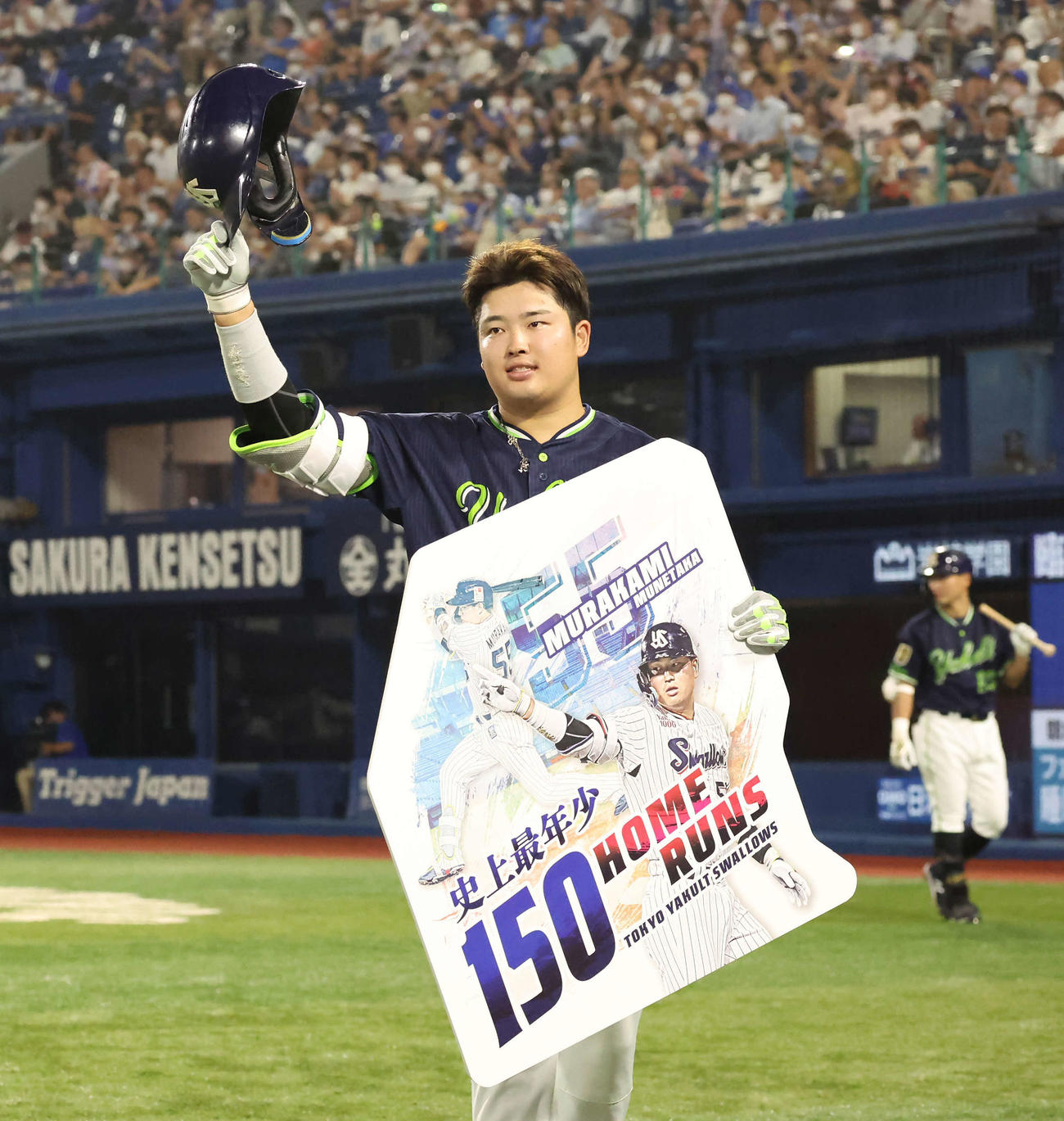 DeNA対ヤクルト　6回表ヤクルト無死一、二塁、村上は史上最年少での通算150号本塁打を達成し、声援に応える（撮影・丹羽敏通）