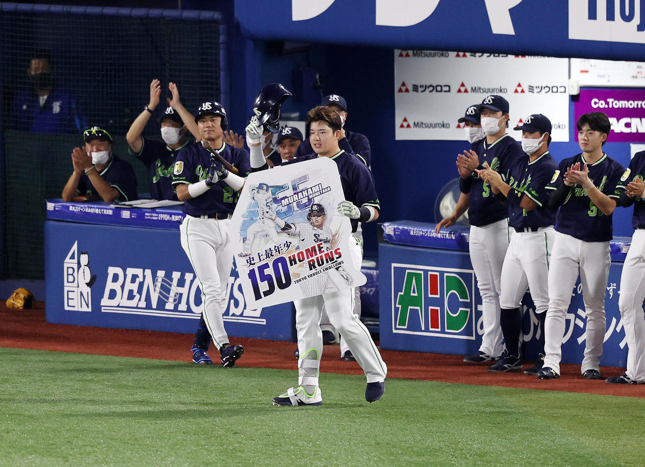 DeNA対ヤクルト　6回表ヤクルト無死一、二塁、村上は右越え3点本塁打を放ちボードを手にファンにあいさつする（撮影・鈴木正人）