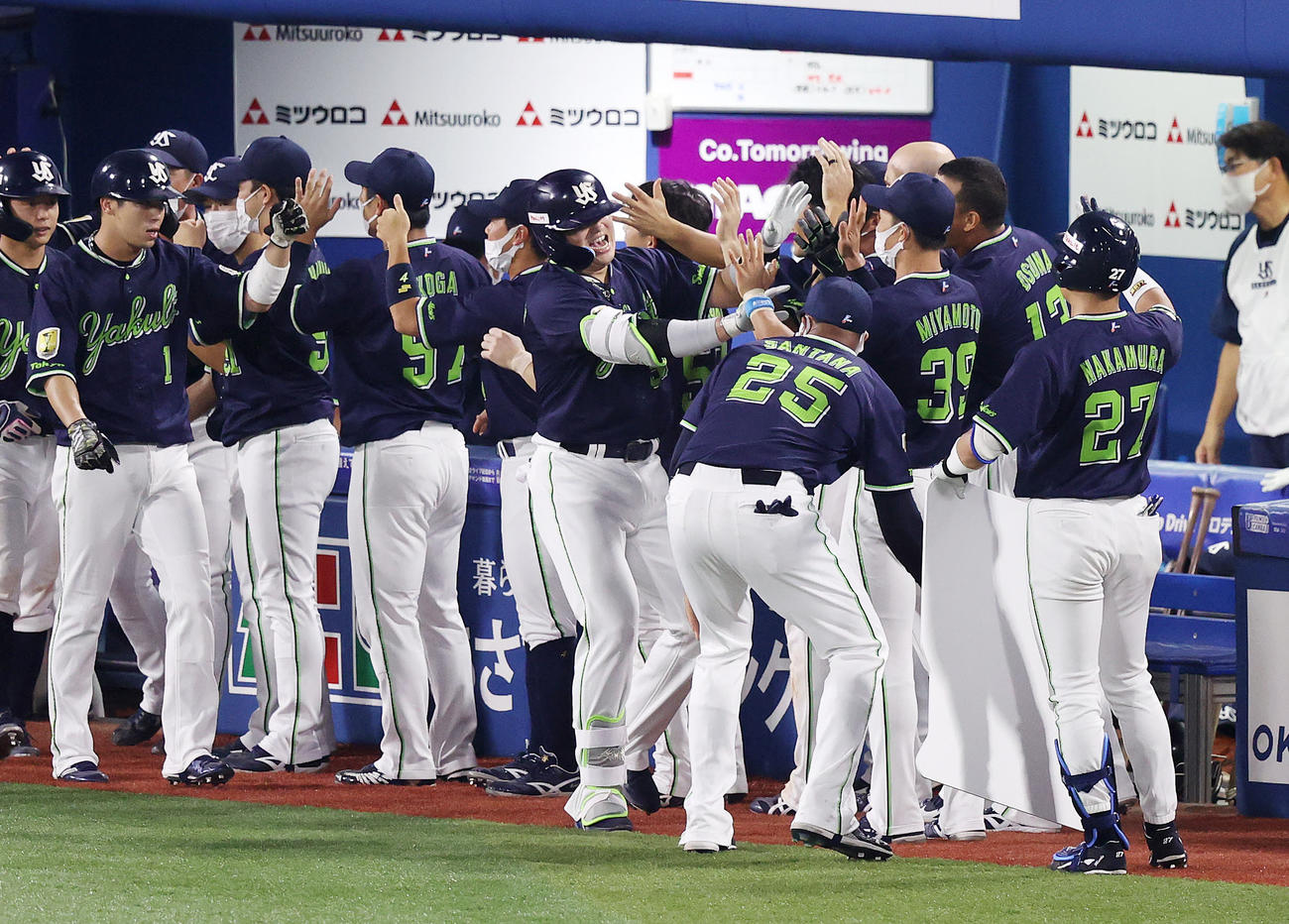 6回表ヤクルト無死一、二塁、村上（中央）は右越え3点本塁打を放ちベンチ前で喜ぶ（撮影・鈴木正人）