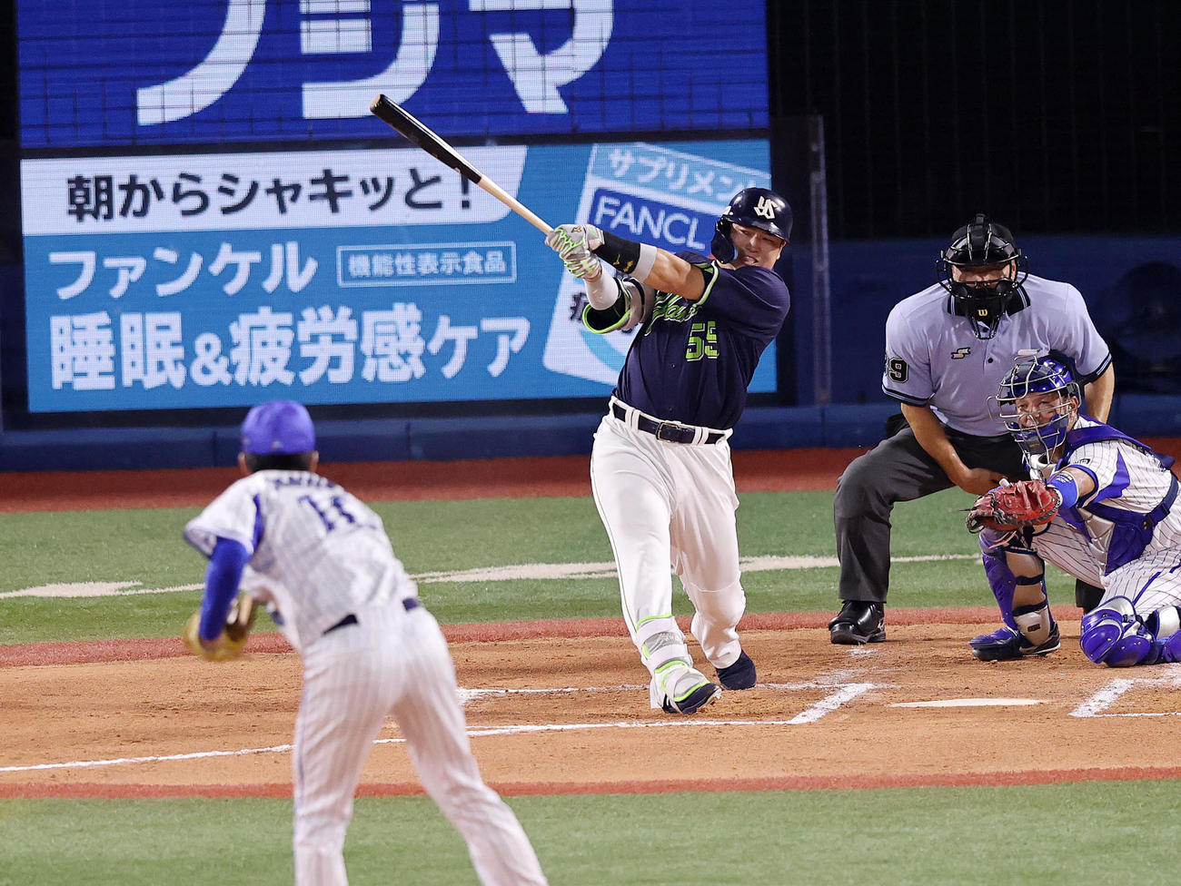 DeNA対ヤクルト　6回表ヤクルト無死一、二塁、村上は右越え3点本塁打を放つ（撮影・鈴木正人）