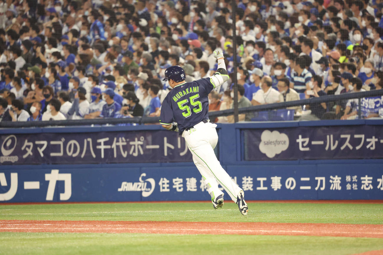 DeNA対ヤクルト　6回表ヤクルト無死一、二塁、村上は通算150号となる先制の3点本塁打を放つ（撮影・丹羽敏通）