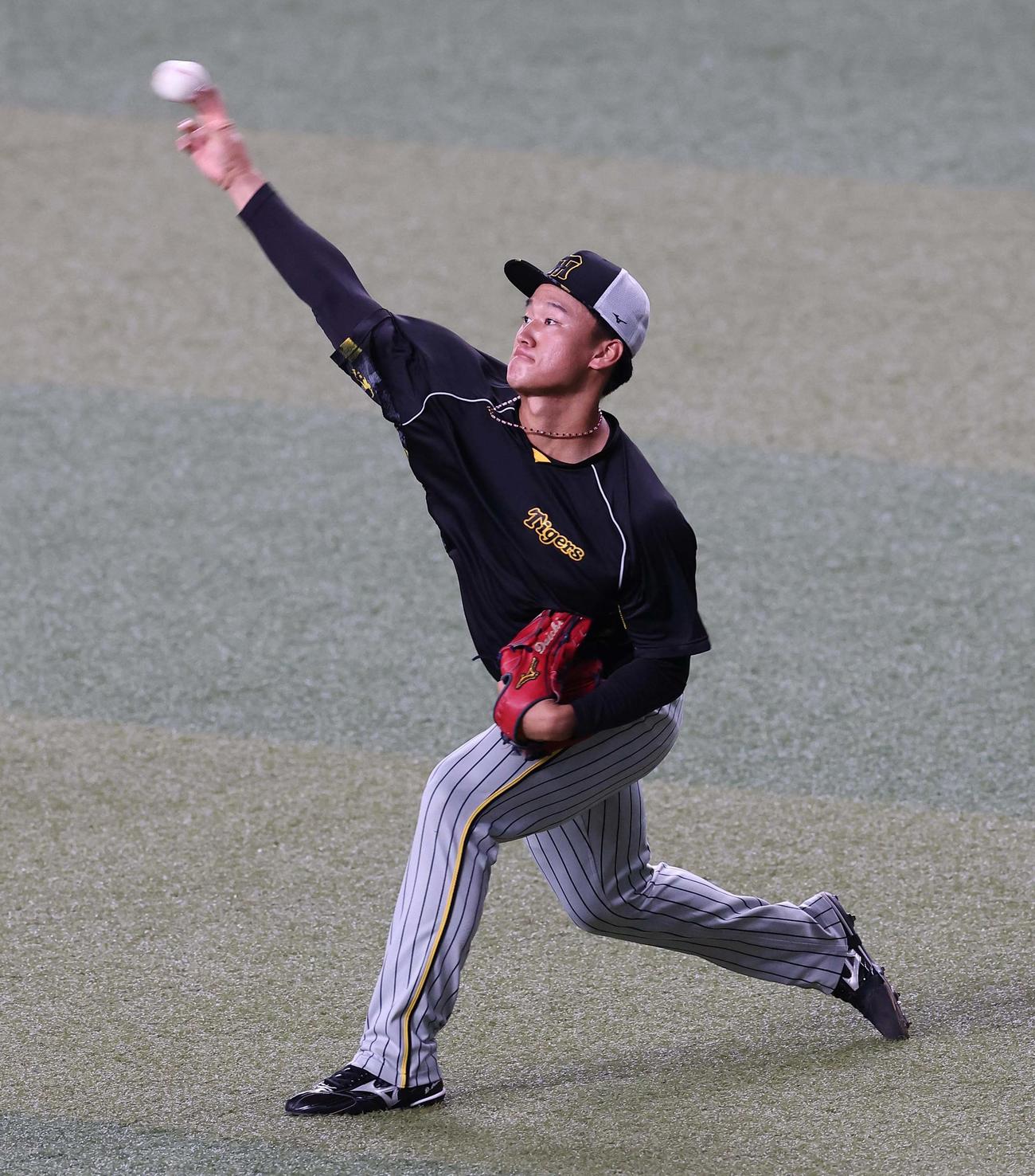 阪神対中日　キャッチボールで調整する森木（撮影・上田博志）