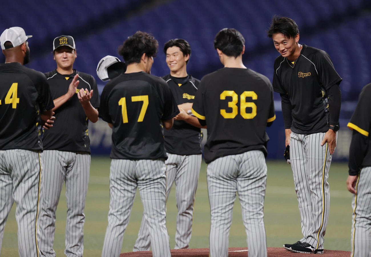 中日対阪神　1軍に合流し、投手陣の前であいさつする阪神森木（右端）（撮影・前田充）