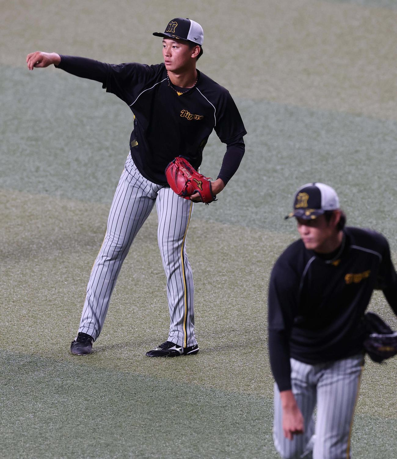 阪神対中日　キャッチボールをして調整する森木。右は藤浪（撮影・上田博志）