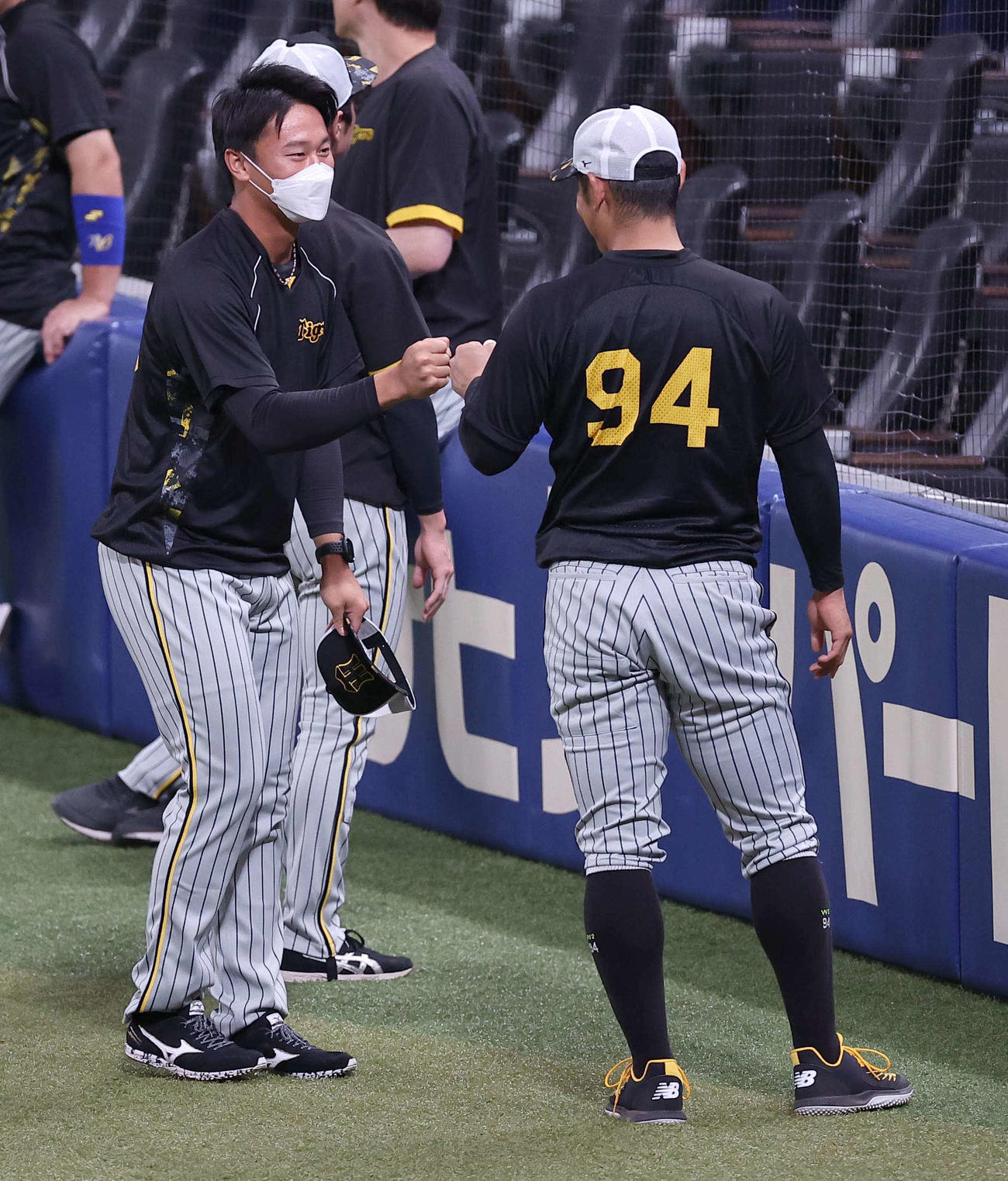阪神対中日　一軍に合流し原口（右）とグータッチする森木（撮影・上田博志）