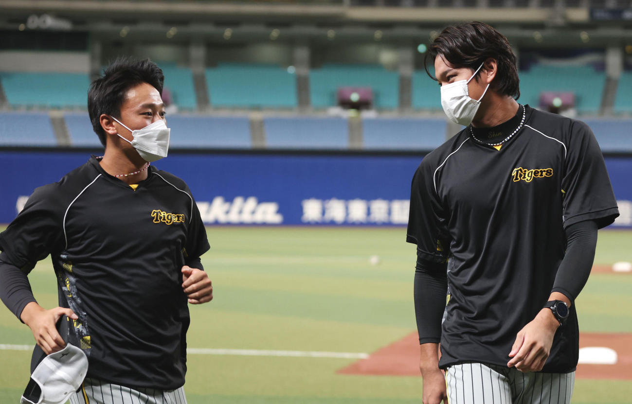 1軍に合流し阪神藤浪（右）と言葉を交わす森木（撮影・前田充）