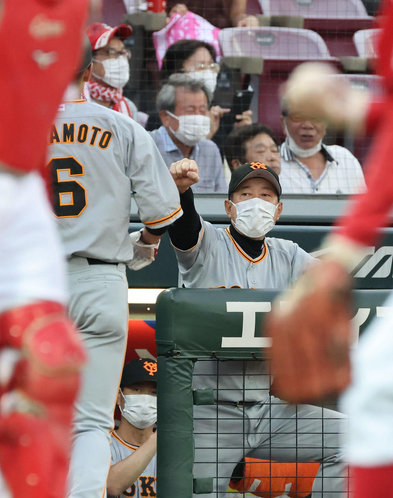 広島対巨人　1回表巨人2死満塁、若林の走者一掃の先制の左3点適時二塁打で生還した坂本勇を迎える原監督（撮影・加藤孝規）
