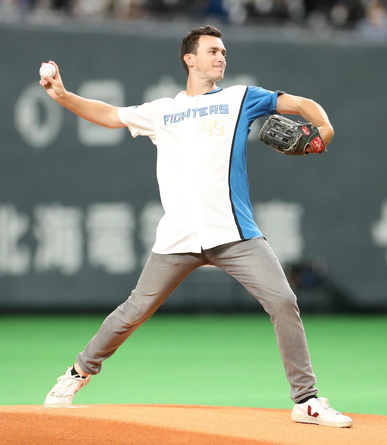 日本ハム対ソフトバンク　試合前、ファーストピッチセレモニーを務めるベン・バーランダー氏（撮影・佐藤翔太）