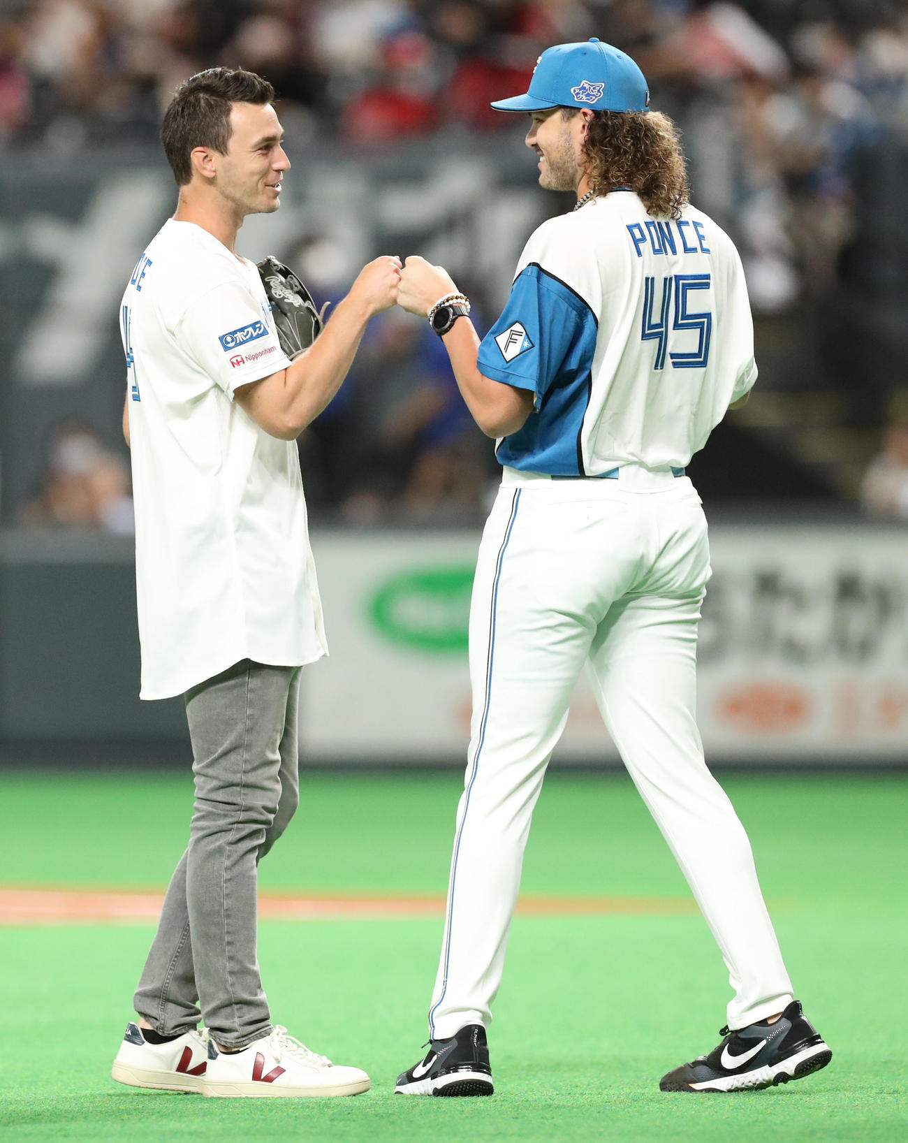 日本ハム対ソフトバンク　試合前、ファーストピッチセレモニーを務めグータッチを交わすベン・バーランダー氏（左）とポンセ（撮影・佐藤翔太）