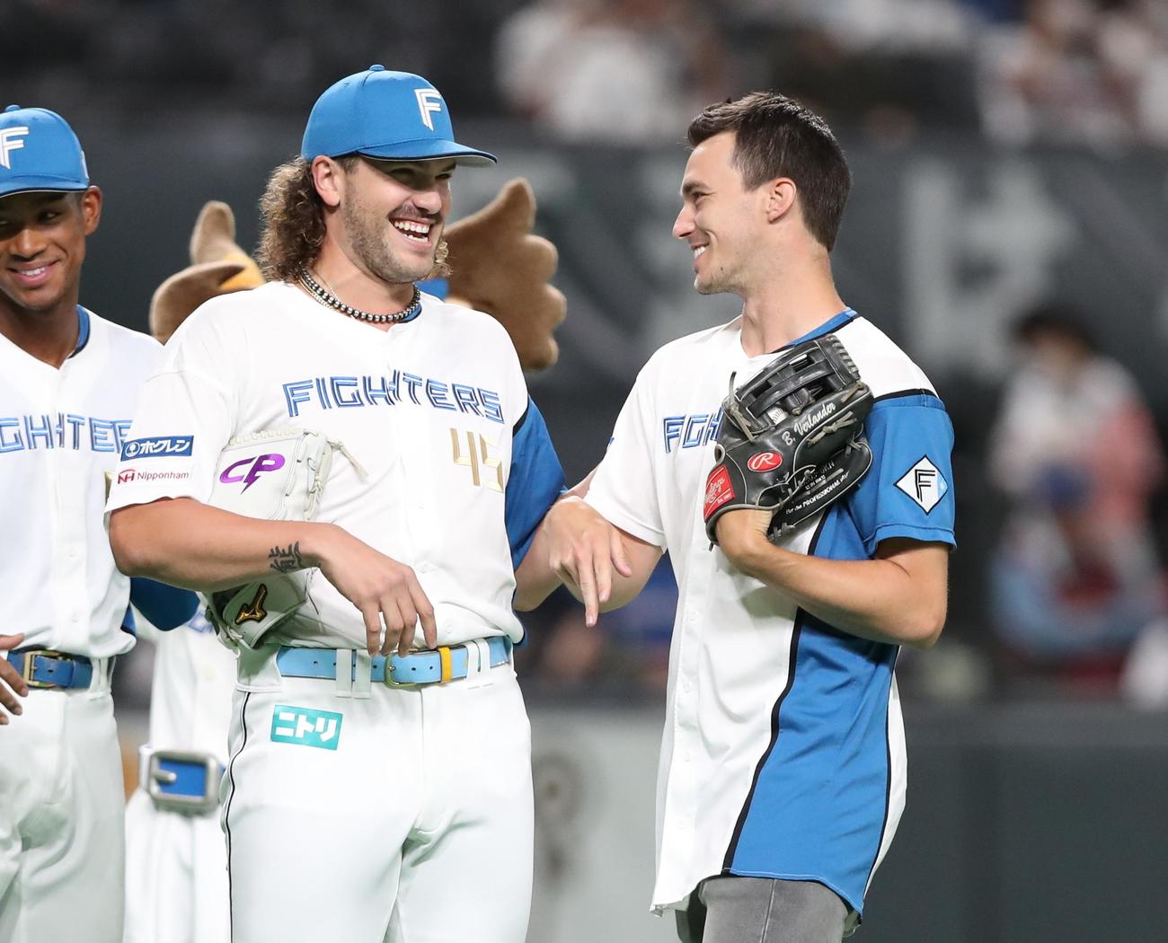日本ハム対ソフトバンク　ファーストピッチセレモニーで投球したFOXスポーツのベン・バーランダーさん（右）と話すポンセ（撮影・黒川智章）