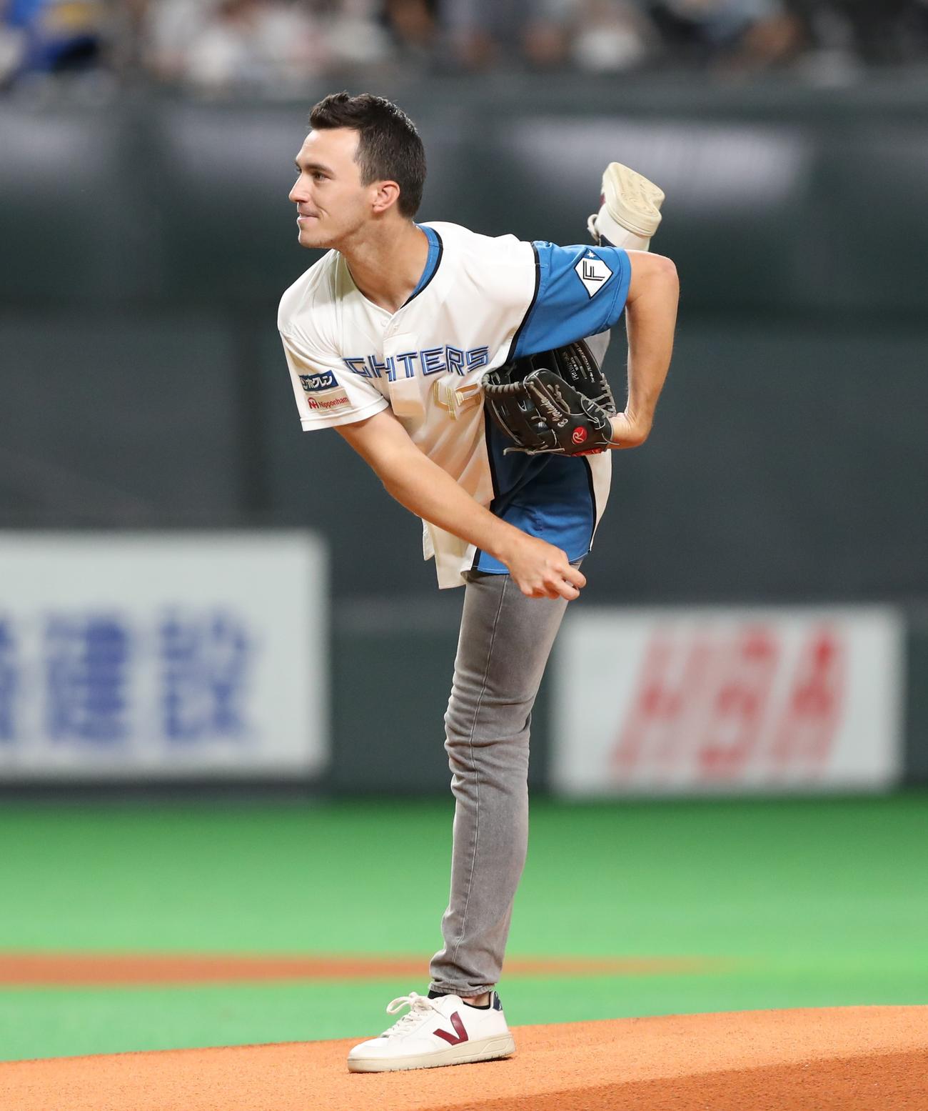 日本ハム対ソフトバンク　ファーストピッチセレモニーで投球するFOXスポーツのベン・バーランダーさん（撮影・黒川智章）
