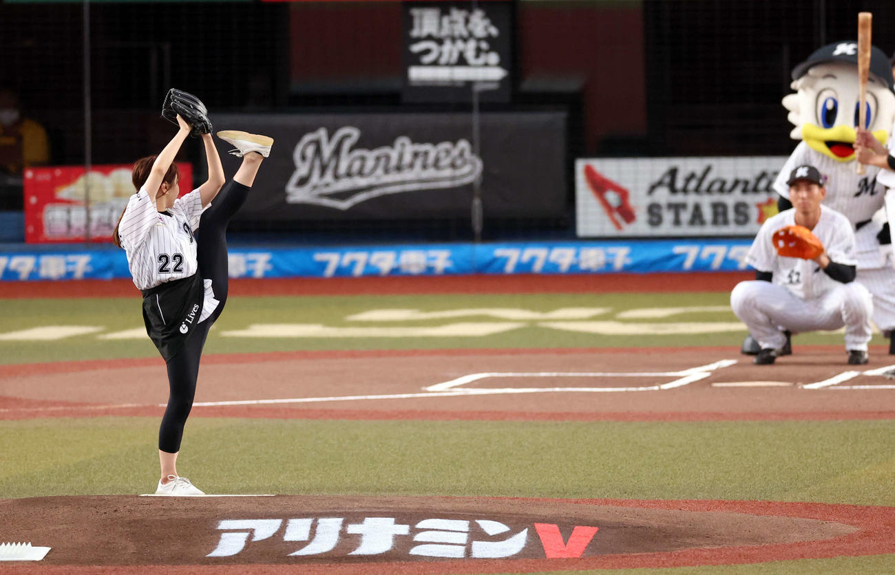 ロッテ対楽天　ファーストピッチセレモニーで、高く足を上げて投げ込む袴田彩会（撮影・浅見桂子）