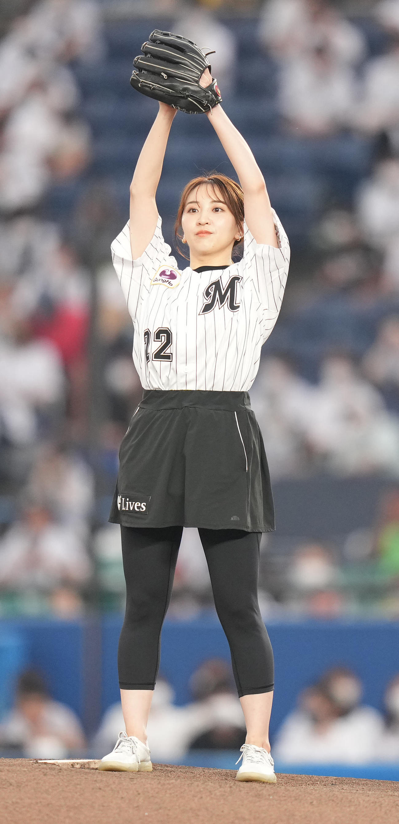 ロッテ対楽天　ファーストピッチセレモニーで投球する袴田彩会（撮影・鈴木みどり）