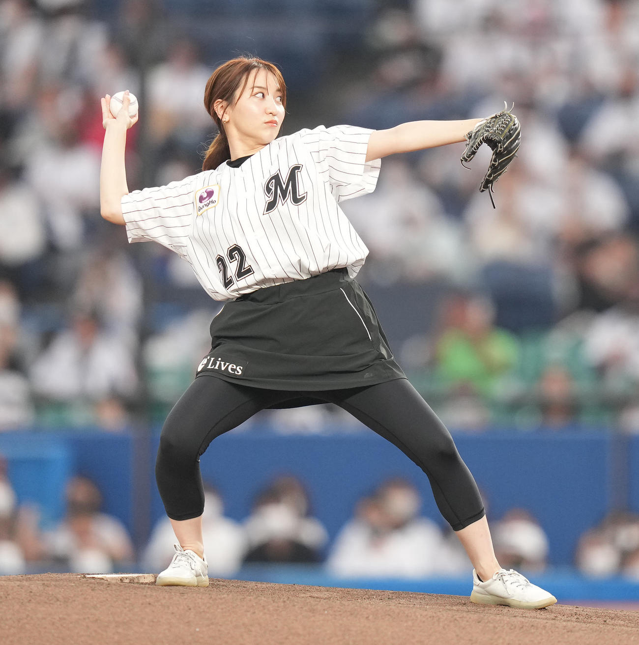 ロッテ対楽天　ファーストピッチセレモニーで投球する袴田彩会（撮影・鈴木みどり）