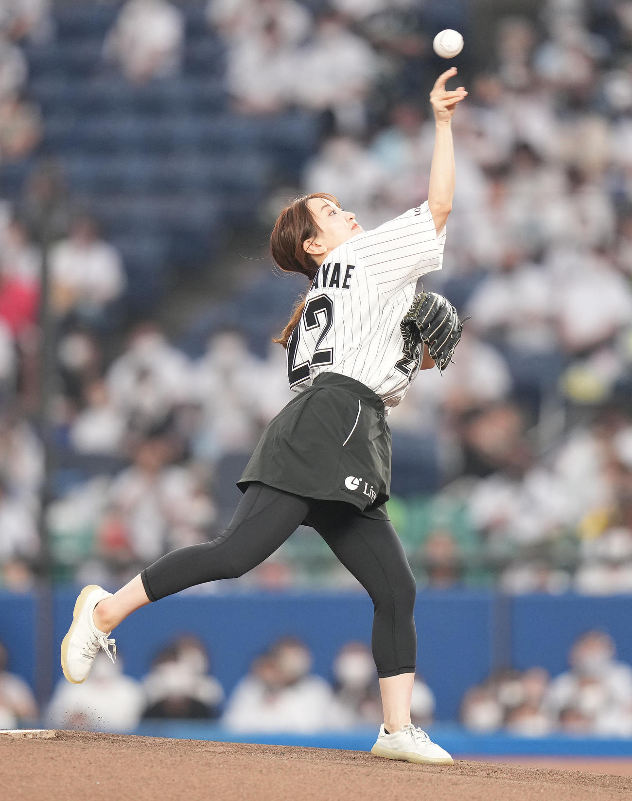ロッテ対楽天　ファーストピッチセレモニーで投球する袴田彩会（撮影・鈴木みどり）