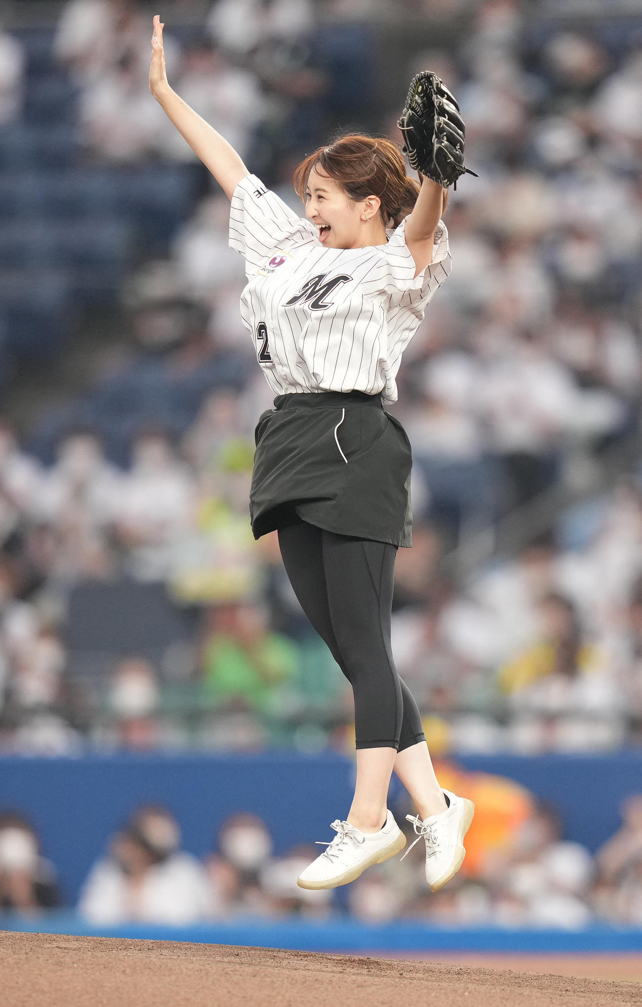 ロッテ対楽天　ファーストピッチセレモニーでの投球後、派手に喜ぶ袴田彩会（撮影・鈴木みどり）