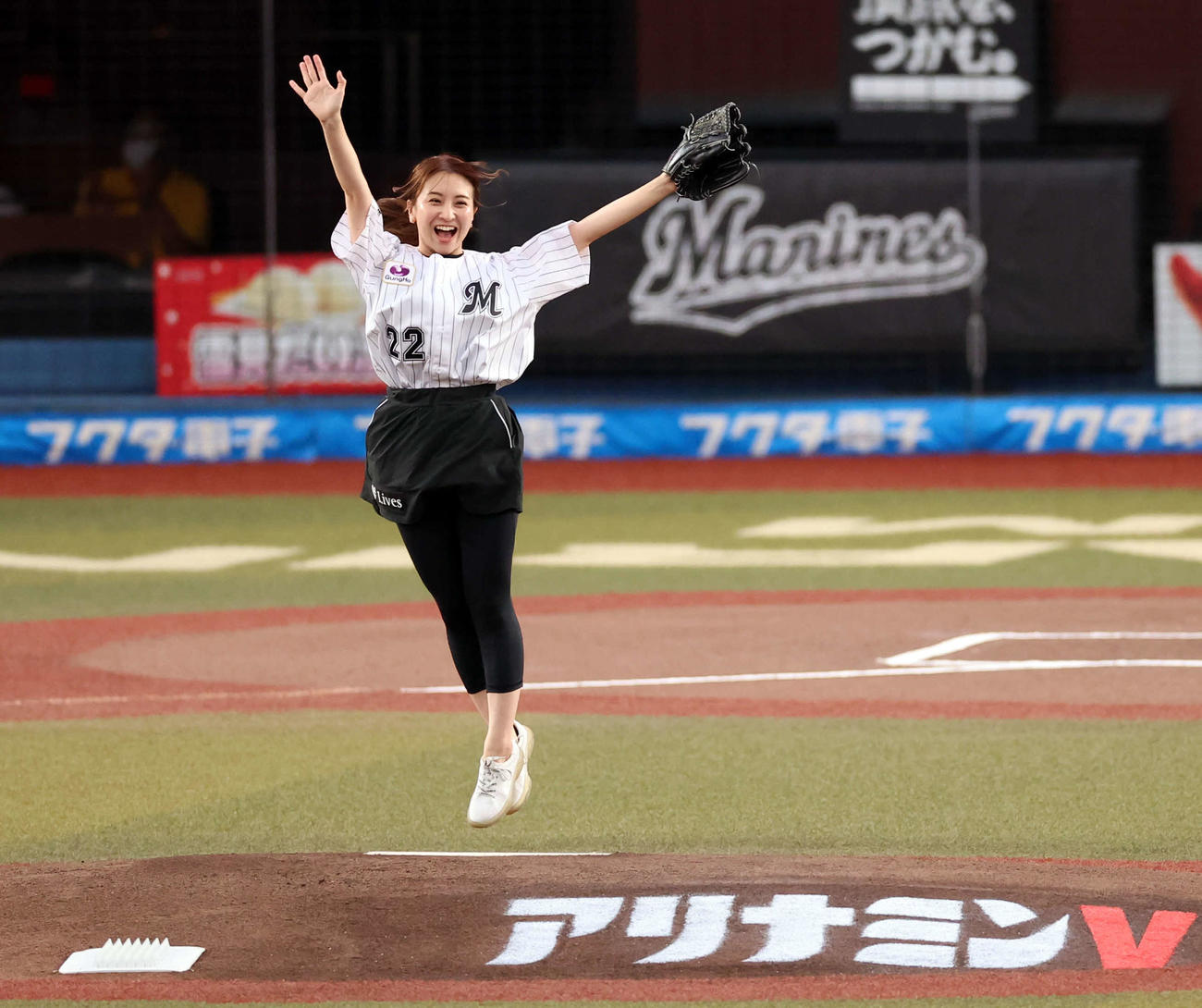 ロッテ対楽天　ファーストピッチセレモニーで、ストライクを投げ込みバンザイする袴田彩会（撮影・浅見桂子）