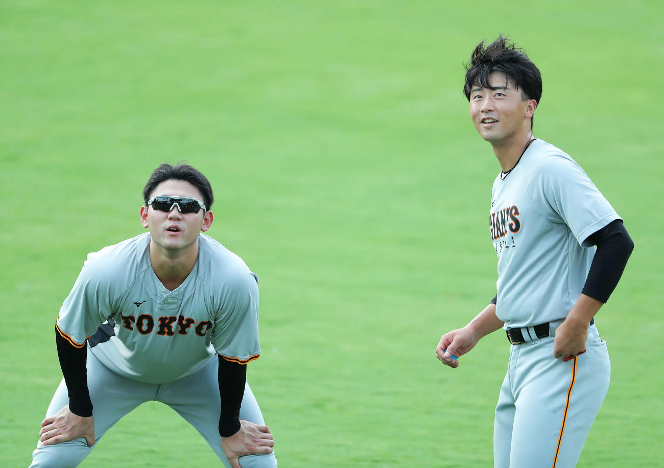 広島対巨人　試合前、ウオーミングアップする巨人平内（左）と直江（撮影・河田真司）