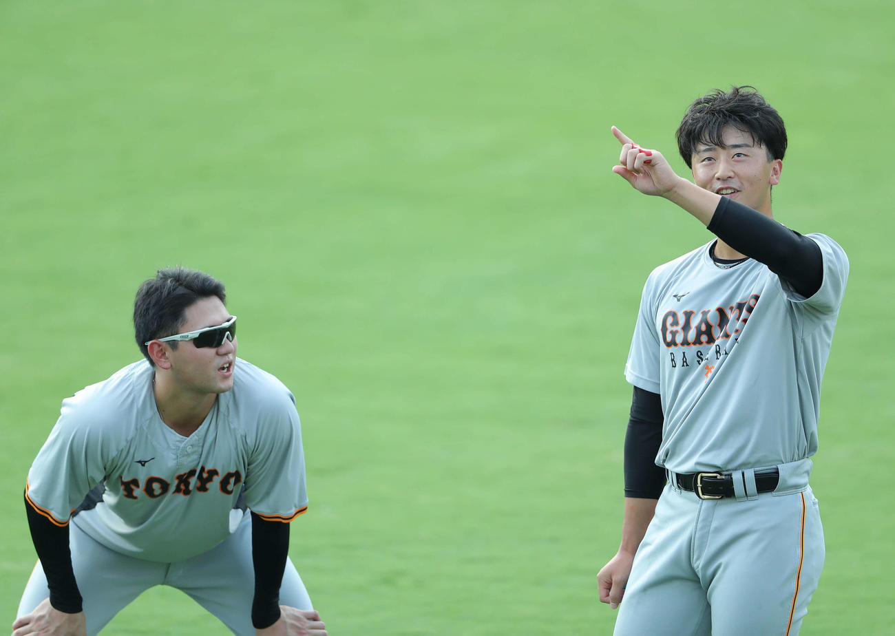 広島対巨人　試合前、ウオーミングアップする巨人平内（左）と直江（撮影・河田真司）