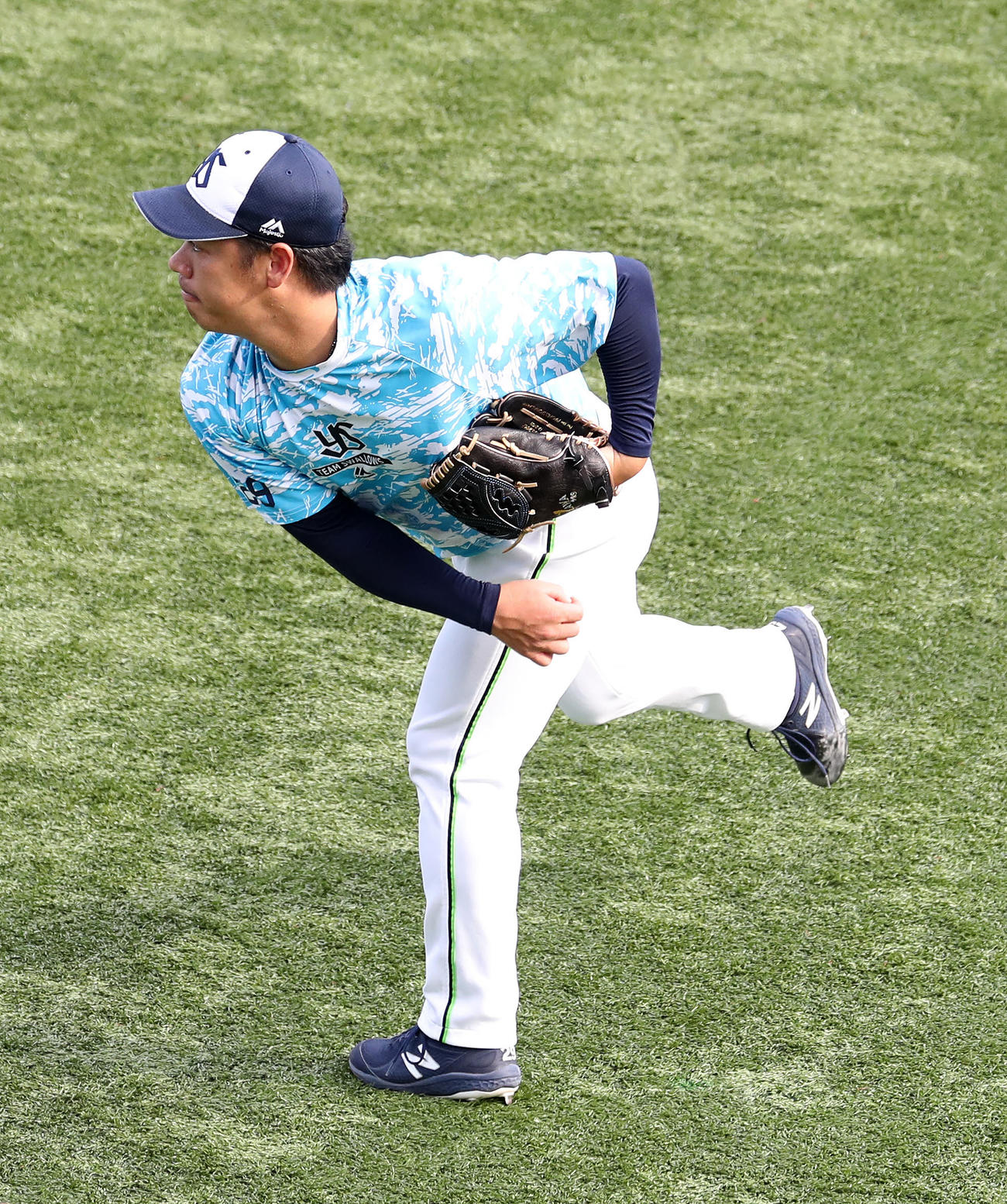 DeNA対ヤクルト　キャッチボールするヤクルト小川（撮影・鈴木正人）
