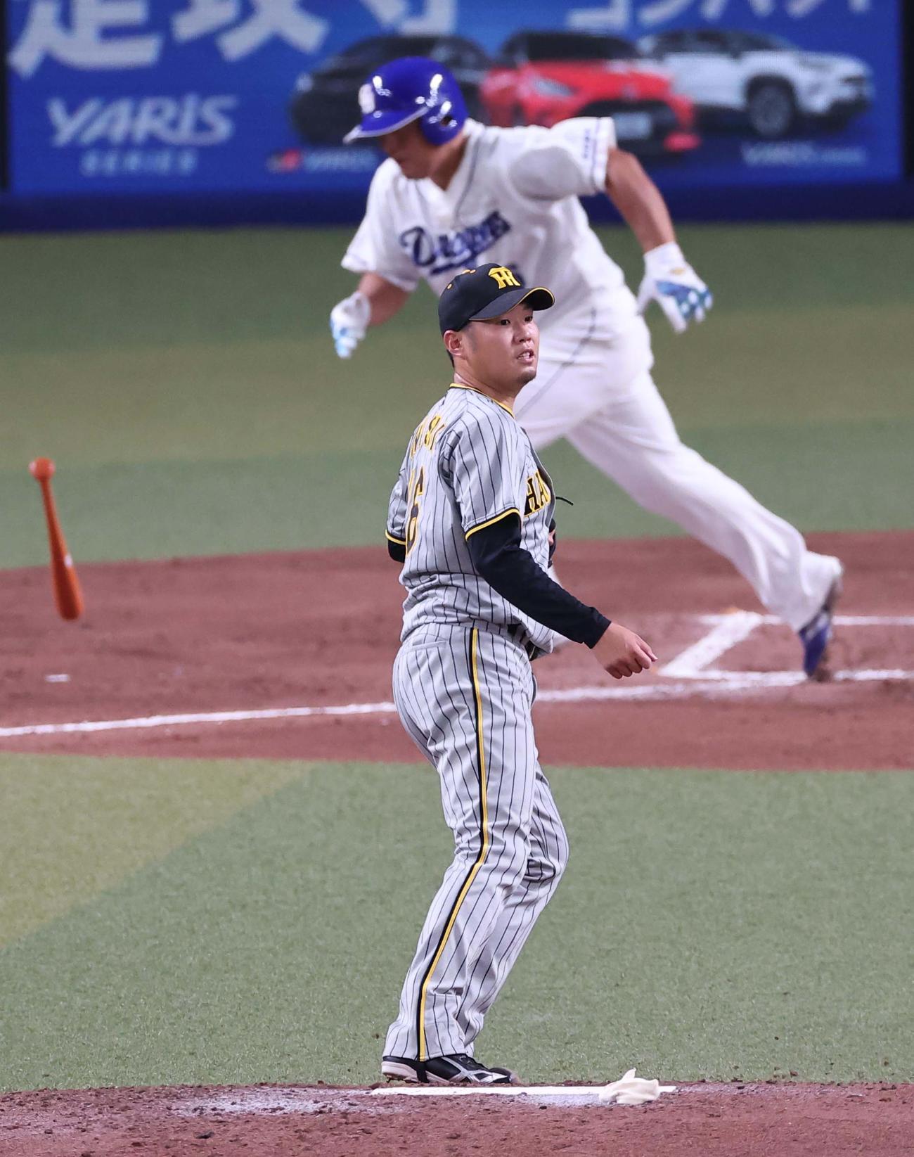 阪神対中日　3回裏中日1死一、二塁、西勇は平田に左前適時安打を浴びる（撮影・上田博志）