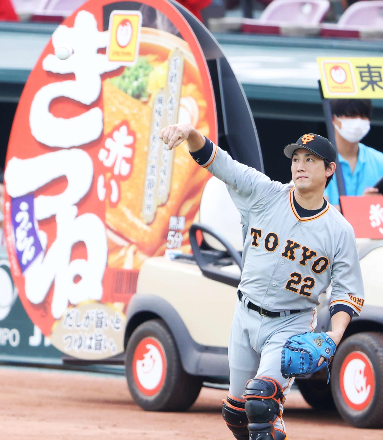広島対巨人　試合前、キャッチボールする巨人小林（撮影・河田真司）