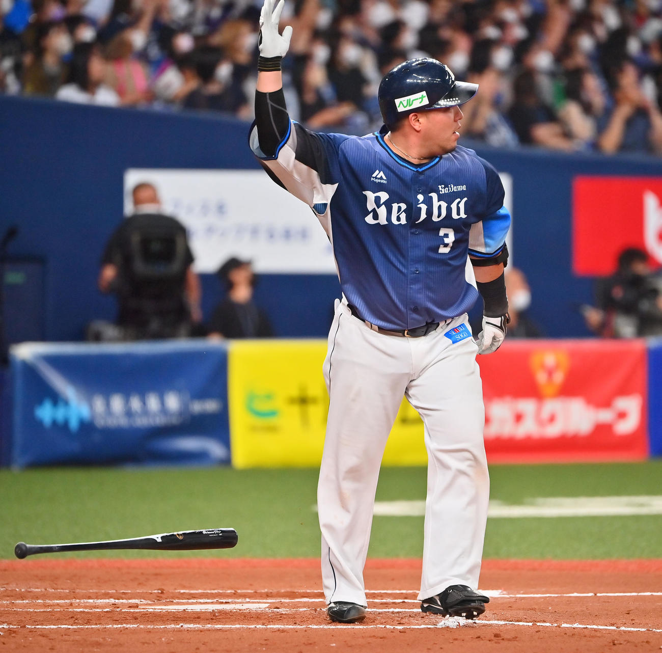 オリックス対西武　7回表西武無死、左越え本塁打を放つ山川（撮影・和賀正仁）