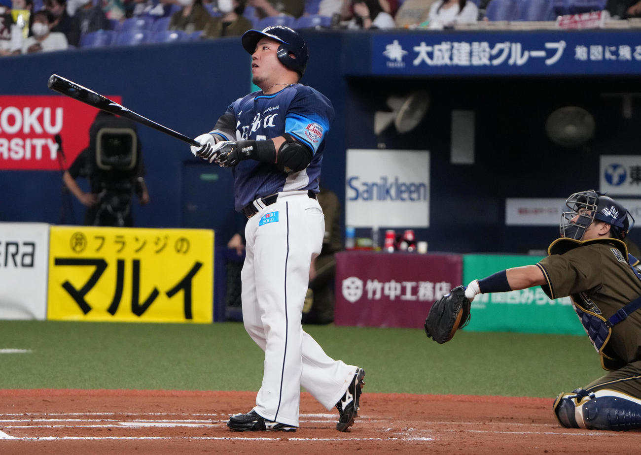 オリックス対西武　7回表西武無死、左越えソロ本塁打を放つ山川（撮影・清水貴仁）